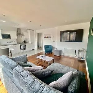 amazing-city-centre-1-bedroom-apartment-with-balcony.belfasthotelsireland.com/