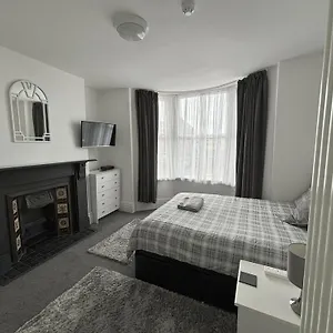 copperfield-homestay.cardiffhotelswales.com/