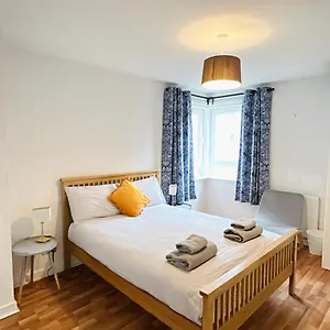  Apartment Modern Spacious Retreat Full Fibre Wi-fi & Free Parking